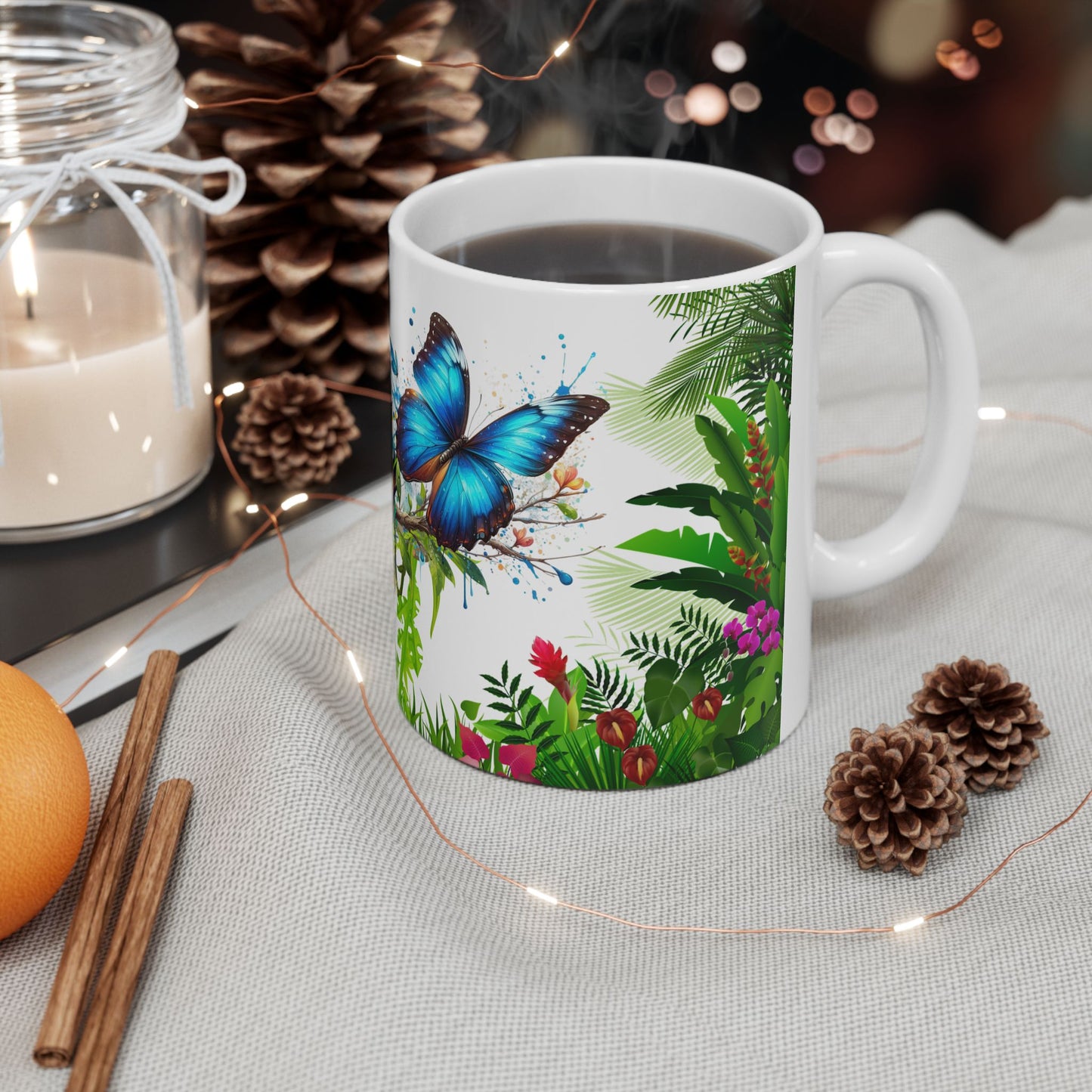 Taza de café con tucán y mariposa - Vibras tropicales