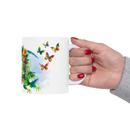 Taza de café con iguana y guacamayo - Vibrante ambiente tropical