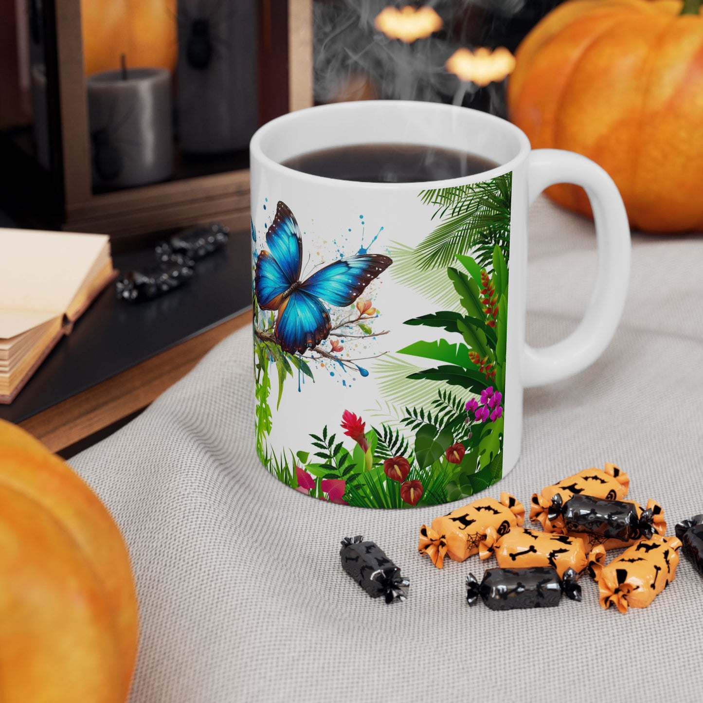 Taza de café con tucán y mariposa - Vibras tropicales