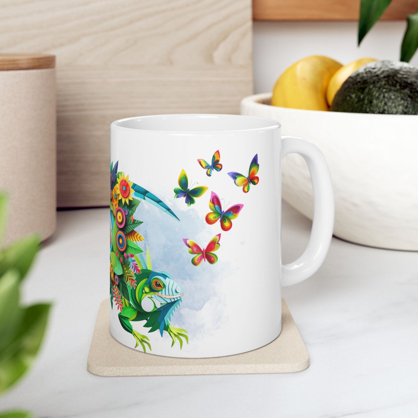 Taza de café con iguana y guacamayo - Vibrante ambiente tropical