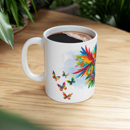 Taza de café con iguana y guacamayo - Vibrante ambiente tropical