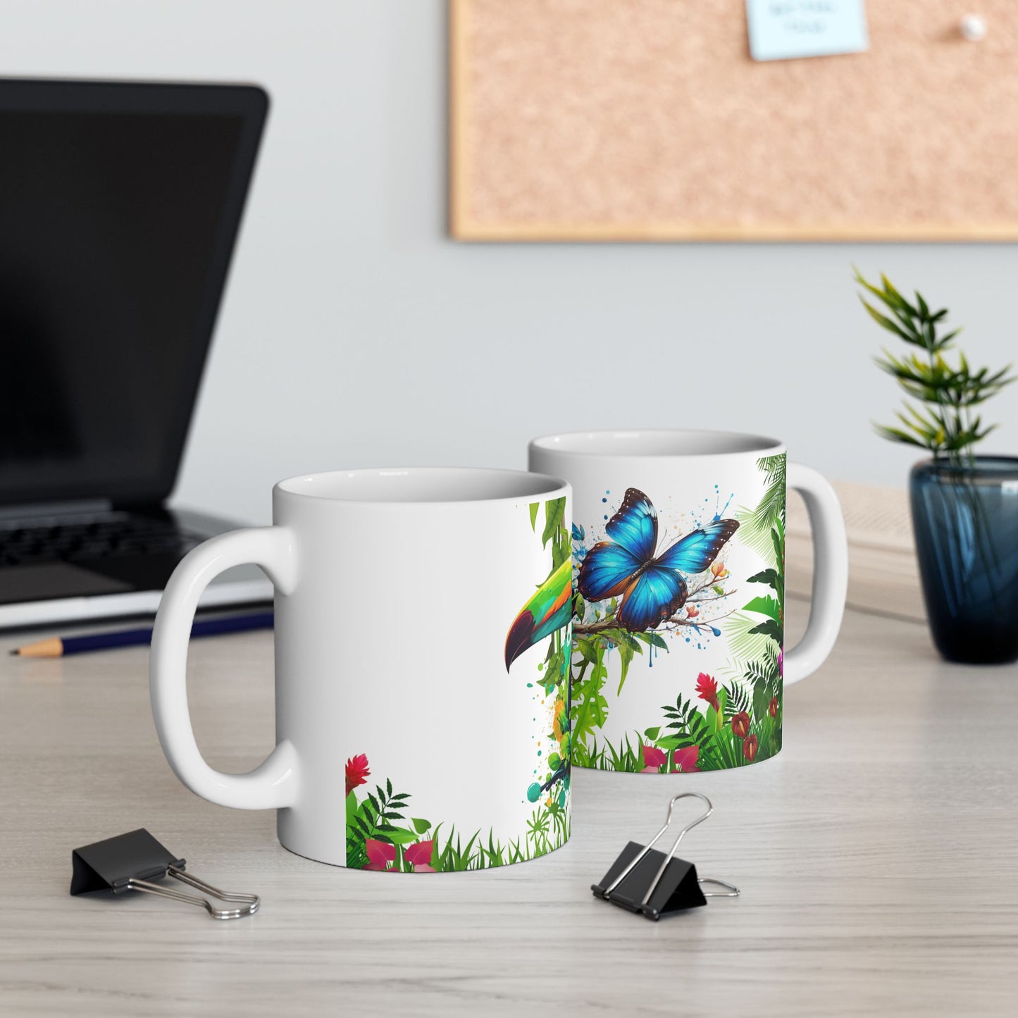 Taza de café con tucán y mariposa - Vibras tropicales